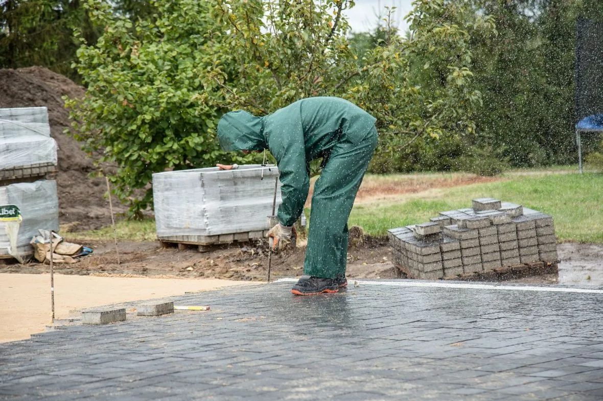 Pemasangan paving + abu batu di lapangan