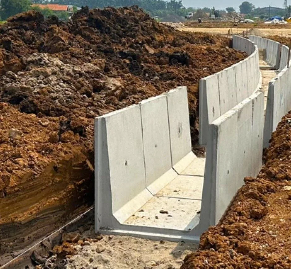 Pemasangan U-Ditch di jalur galian